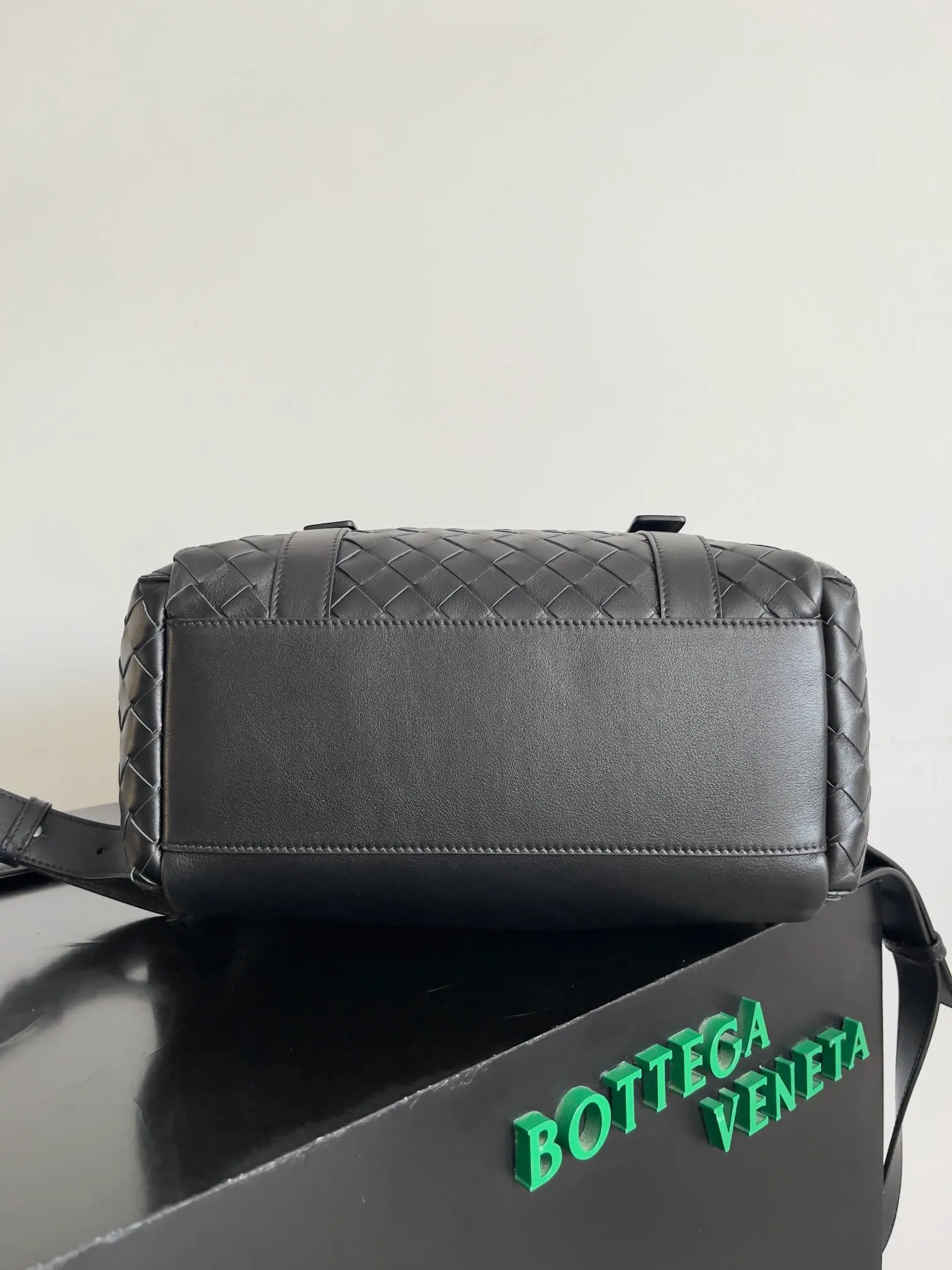 Batch 2560 Bottega Veneta's new Back To School backpack uses the iconic Intrecciato weaving leather process. Craftsmen use fine soft calfskin to weave it by hand. The weaving is tight and regular, and the texture is three-dimensional. The luster of the leather is super high-end, and the woven design of two different leathers creates a unique sense of layering. The flip-open design is equipped with two external flap pockets. It is super versatile whether it is for work, travel or daily life, and the capacity is also very practical.  The Back-To-School backpack is lighter than previous backpacks, and the space is large but not bulky. There are compartments for laptops and documents on the inner layer. The style is personalized, and it looks good and is easy to match. Carrying this backpack will double your chances of returning! Style number: 805971 Size: 39*31*14cm